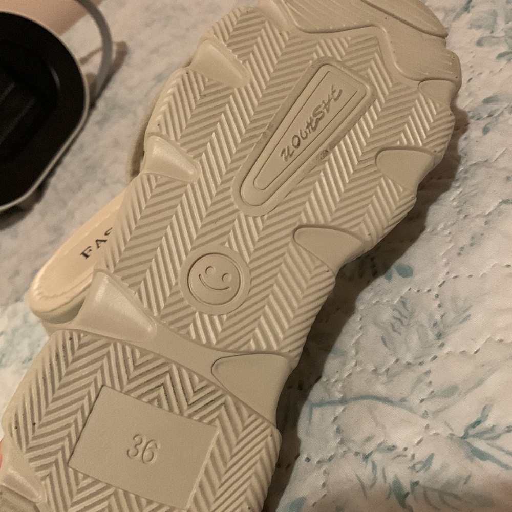 Hello !⭐️I’m selling these cross strap slide sandals , they are open box and new - Picture 4 of 6